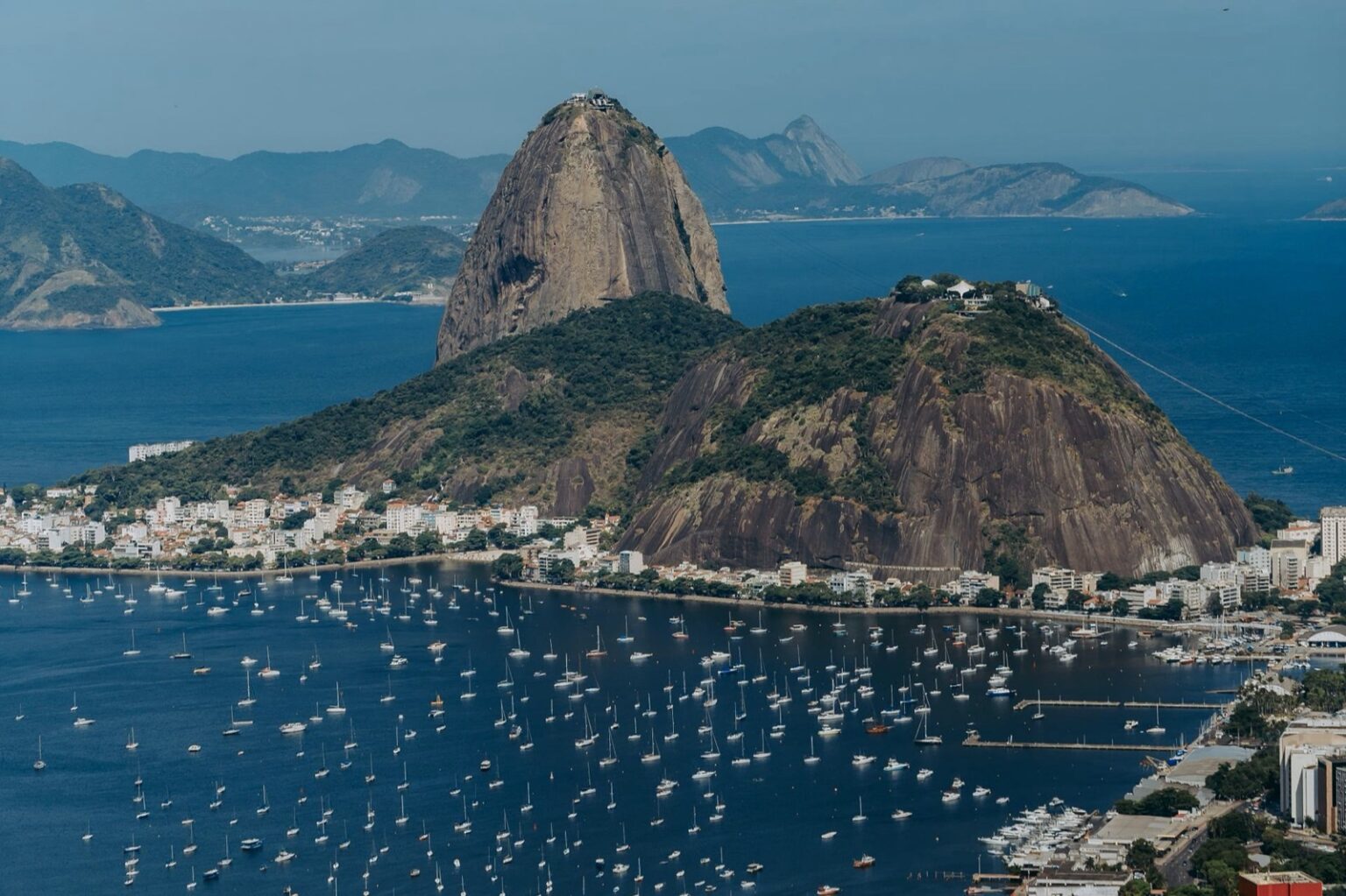 Baía de Guanabara com o Pão de Açúcar vista de Niterói