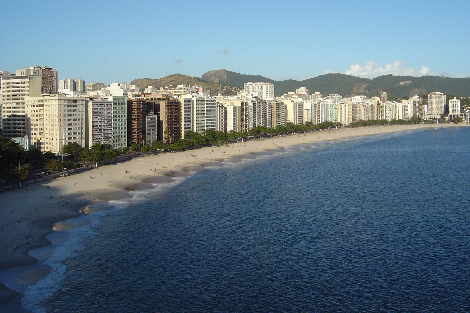Read more about the article As Maravilhosas Praias de Niterói: Um Paraíso Perto do Hotel Cantareira