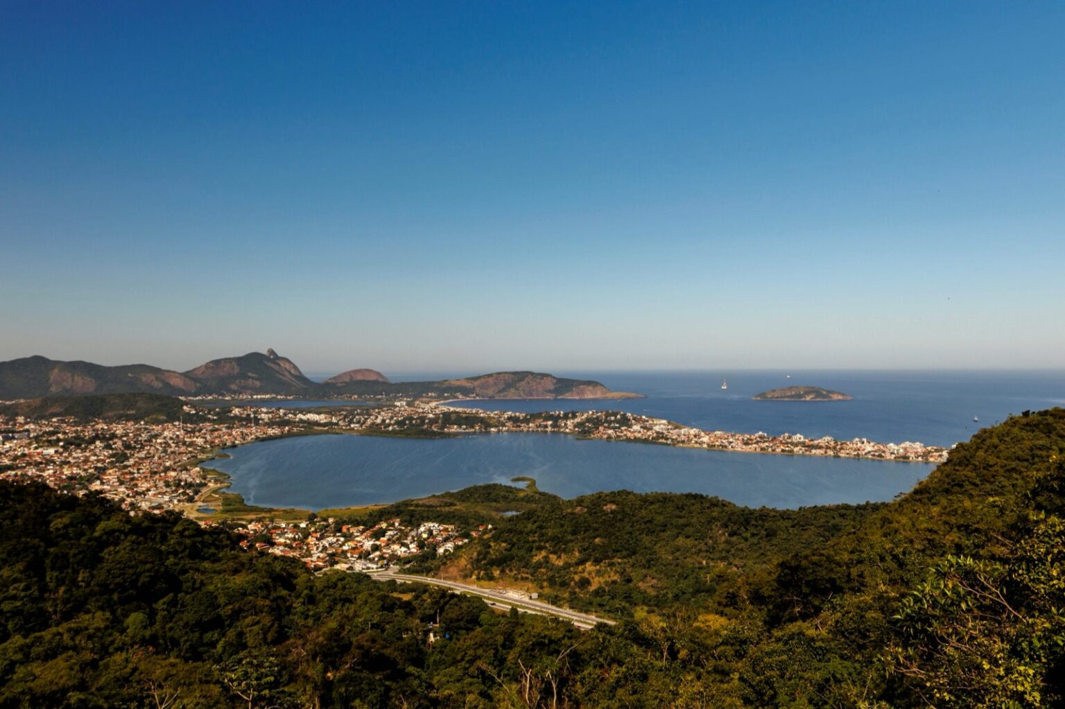Região Oceânica de Niterói: Itacoatiara e Camboinhas vistas do alto